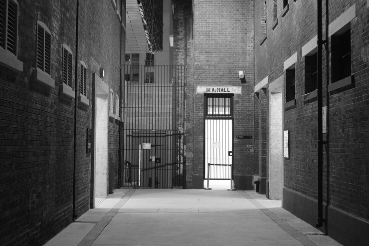 Photo empty alley amidst buildings in city
