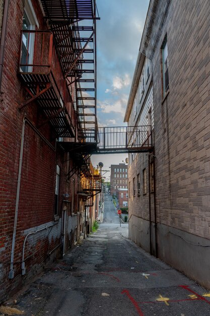 写真 街の建物の中の空っぽの小道