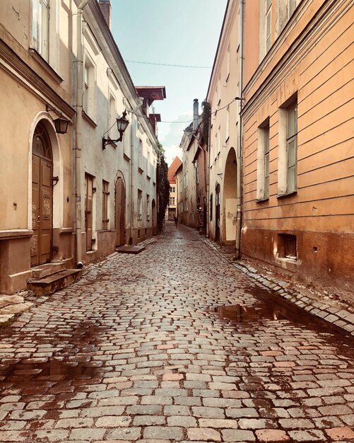 Фото Пустая аллея среди зданий в городе