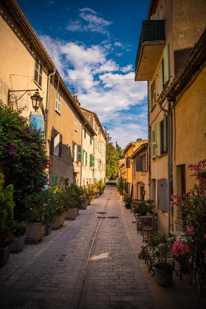 Foto un vicolo vuoto in mezzo agli edifici della città