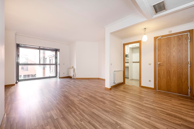 Foto appartamento vuoto con cucina grande finestra termosifoni in alluminio e parquet in legno di castagno