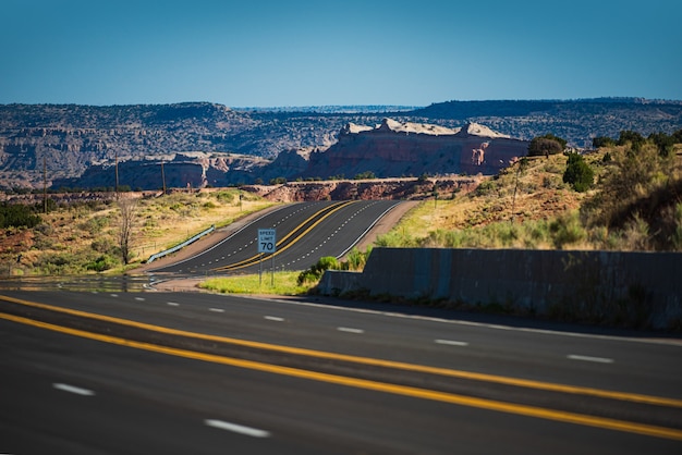 写真 空のアスファルト高速道路。夏の畑に囲まれた田舎道。