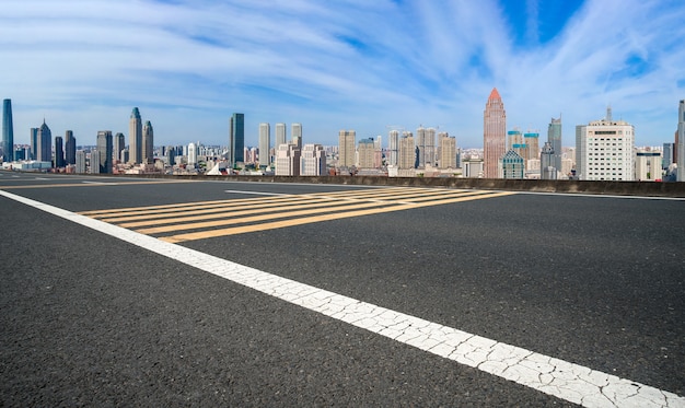 空のアスファルト道路と街のスカイラインと建物の風景、中国。