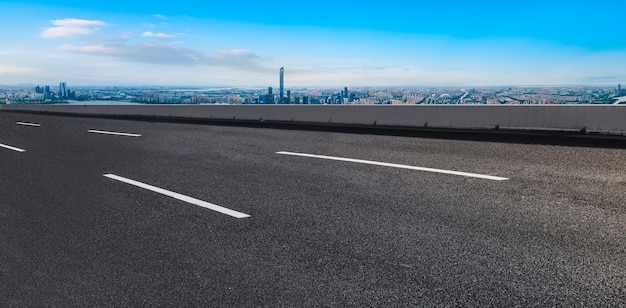 空のアスファルト道路と街のスカイラインと建物の風景、中国。