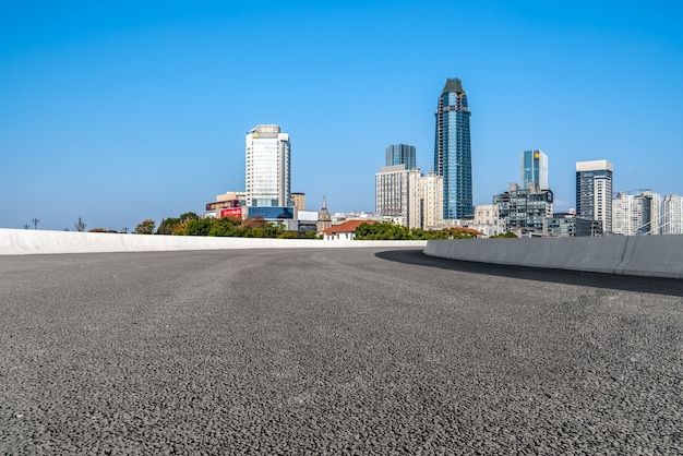 Strada asfaltata vuota e skyline della città e paesaggio edilizio, cina.