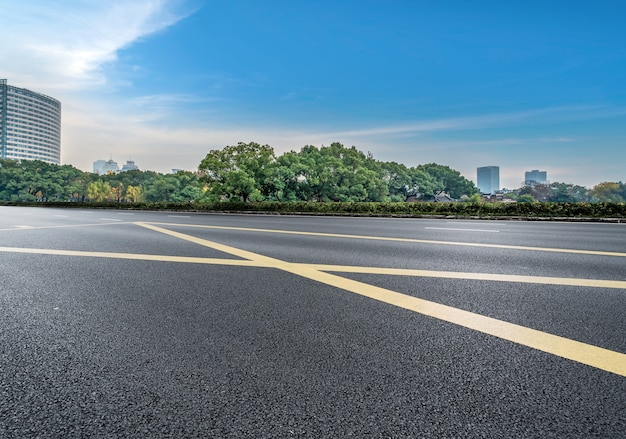 空のアスファルト道路と街のスカイラインと建物の風景、中国。