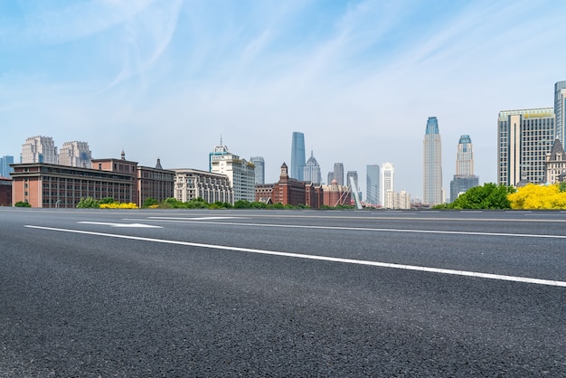 空のアスファルト道路と街のスカイラインと建物の風景、中国。