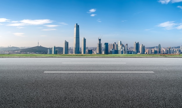 Strada asfaltata vuota e skyline della città e paesaggio edilizio, cina.