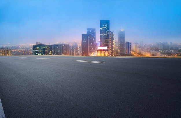 空のアスファルト道路と街のスカイラインと建物の風景、中国。