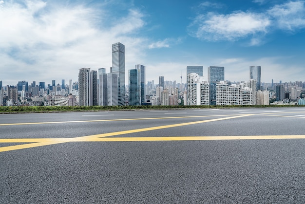 空のアスファルト道路と街のスカイラインと建物の風景、中国。