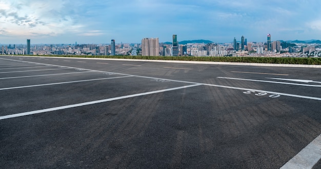 空のアスファルト道路と街のスカイラインと建物の風景、中国。