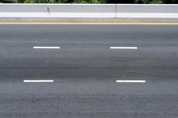 Foto strada asfaltata vuota sulla corsia della superstrada