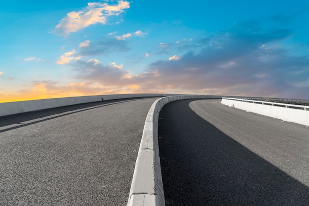 空のアスファルト道路と夕日の自然風景