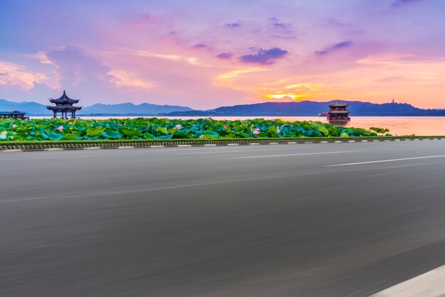 Strada asfaltata vuota e paesaggio naturale nel tramonto