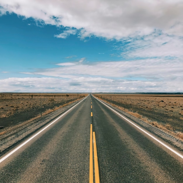 写真 空のアスファルト道路