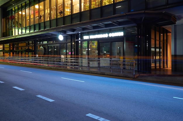 光の道、夜景と空のアスファルト都市通りの道路