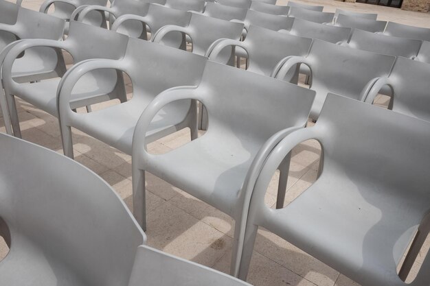 Photo empty auditorium chairs outdoors