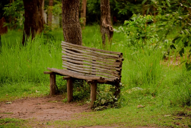 Photo empty bamboo bench in park