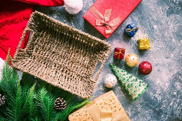 Photo empty basket with christmas decoration on gray grunge background.