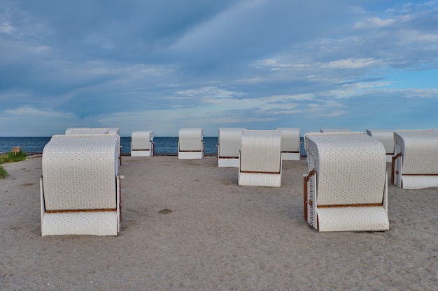 Cabine da spiaggia vuote su una spiaggia deserta sul mar baltico al mattino