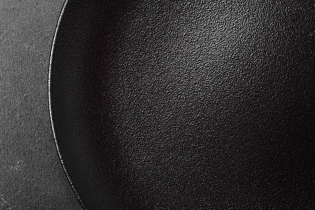 어두운 콘크리트 배경에 비어 있는 아름다운 검은색 세라믹 접시
