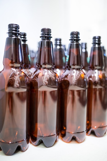 Photo empty beer bottles at bewery