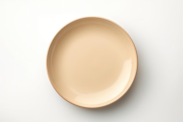 Пустая бежевая тарелка на белом фоне
