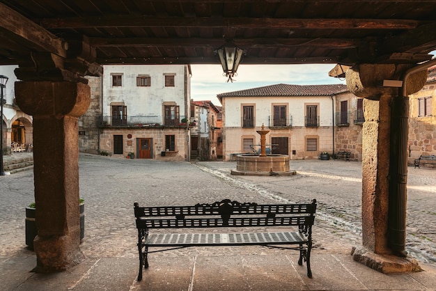 Foto panchina vuota vicino agli edifici della città