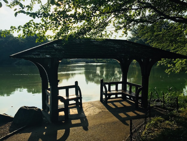 Foto panchina vuota vicino al fiume nel parco