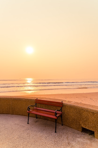 海沿いの空のベンチ