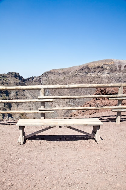 ベスビオ火山の火口の前にある空のベンチ。このベンチはトレッキング中に使用されます