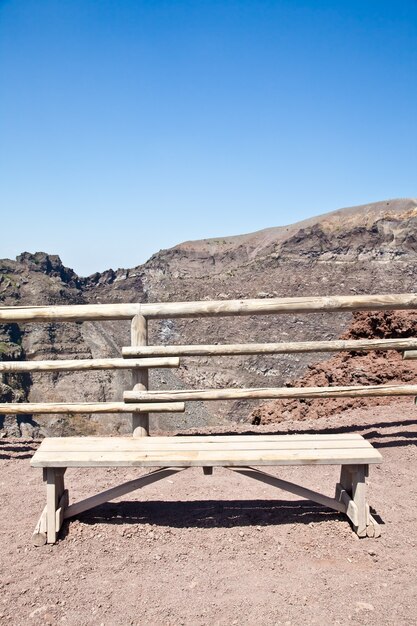 ベスビオ火山の火口の前にある空のベンチ。このベンチはトレッキング中に使用されます