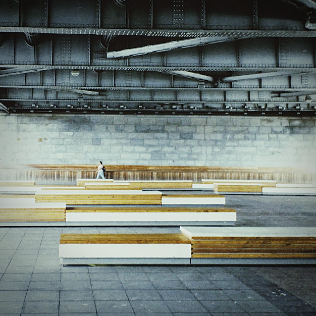 写真 街の空のベンチ