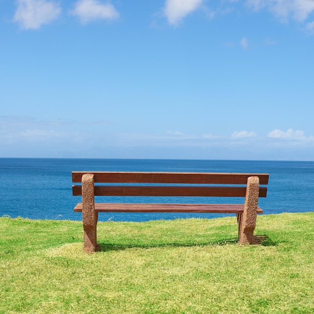 Пустая скамейка с видом на океан в солнечный день с копирайтом
