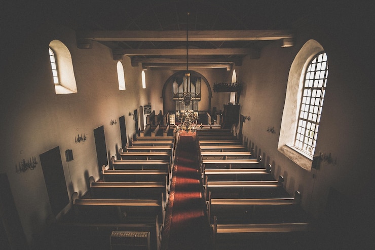 Photo empty benches in a church