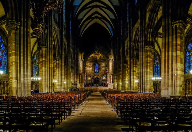 Foto banchi vuoti in una cattedrale illuminata