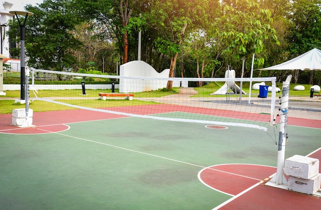 写真 公園の空のベンチ