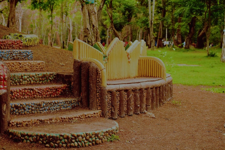 फोटो empty benches in a park