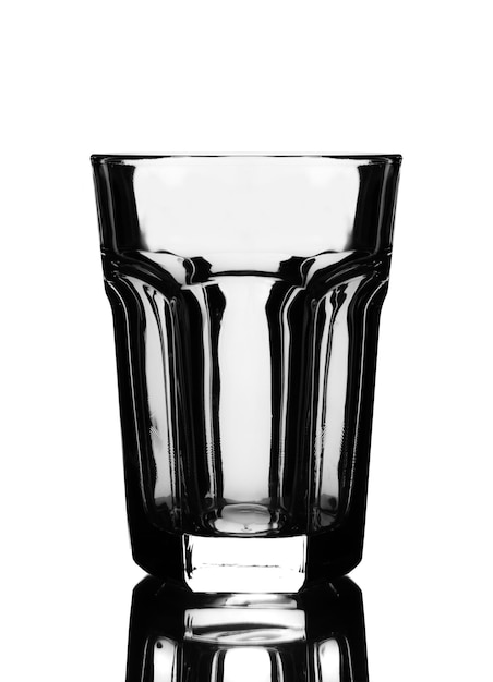 Пустой большой и массивный пивной стакан и отражение, изолированное на белом
