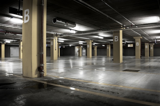 Photo empty big underground parking