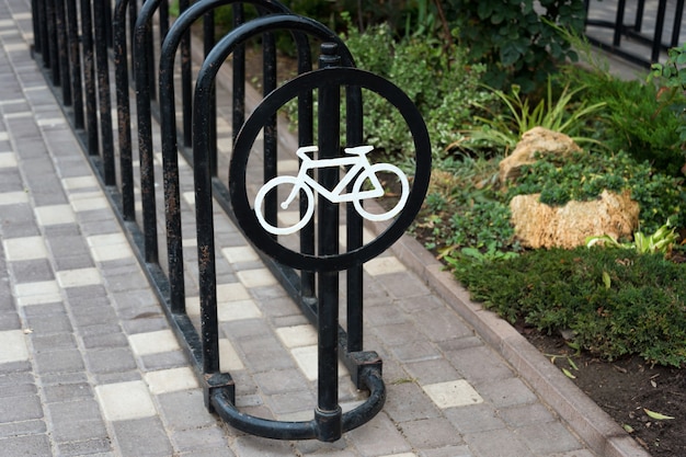 도시 공원에서 빈 자전거 주차장. 여러 대의 자전거를위한 주차 공간. 집이나 자전거 또는 스쿠터 상점에 주차 할 수있는 장소, 도시의 친환경 도시 교통 수단입니다.