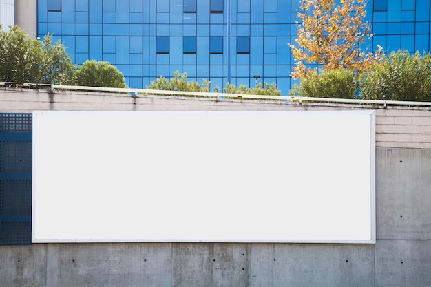 Фото Пустой рекламный щит на бетонной стене для рекламы