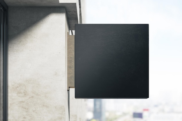 Фото Пустая черная пробка на открытом воздухе на фоне города