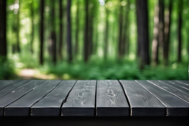ぼんやりした松の木の森の背景の空っぽの黒い木製のテーブル