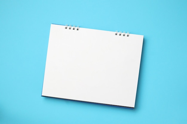 Photo empty blank white calendar on blue wall