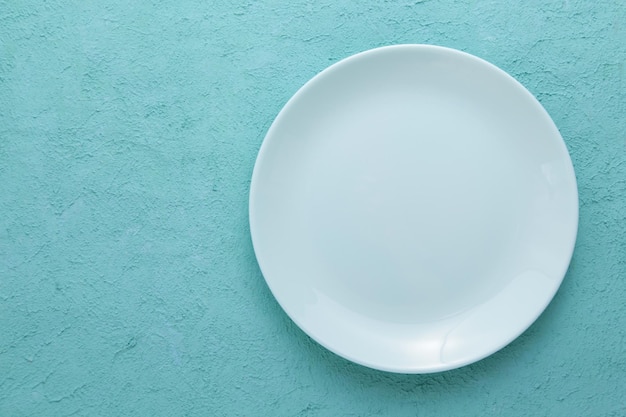 사진 파란색 시멘트 배경 상위 뷰 복사 공간에 빈 파란색 세라믹 접시