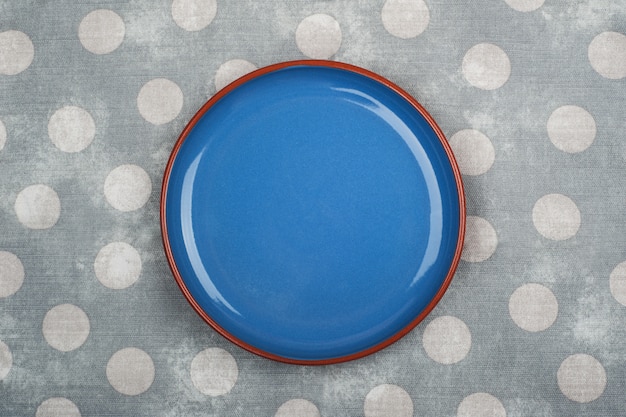 Photo empty blue plate and napkin