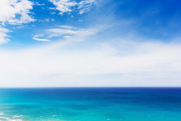 Photo empty blue sea and blue sky