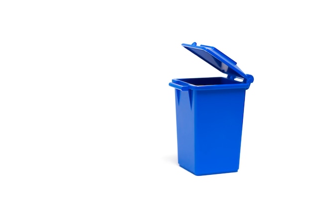 Photo empty blue trash can on white background