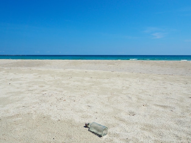 Фото Пустая бутылка на пляже.